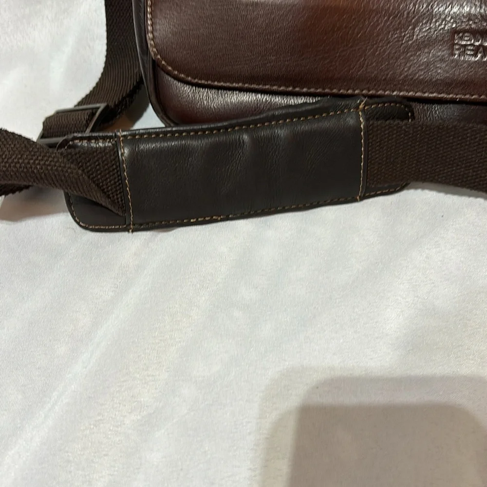 Kenneth Cole Reaction Risky Business Brown Leather Laptop Messenger Bag 524541